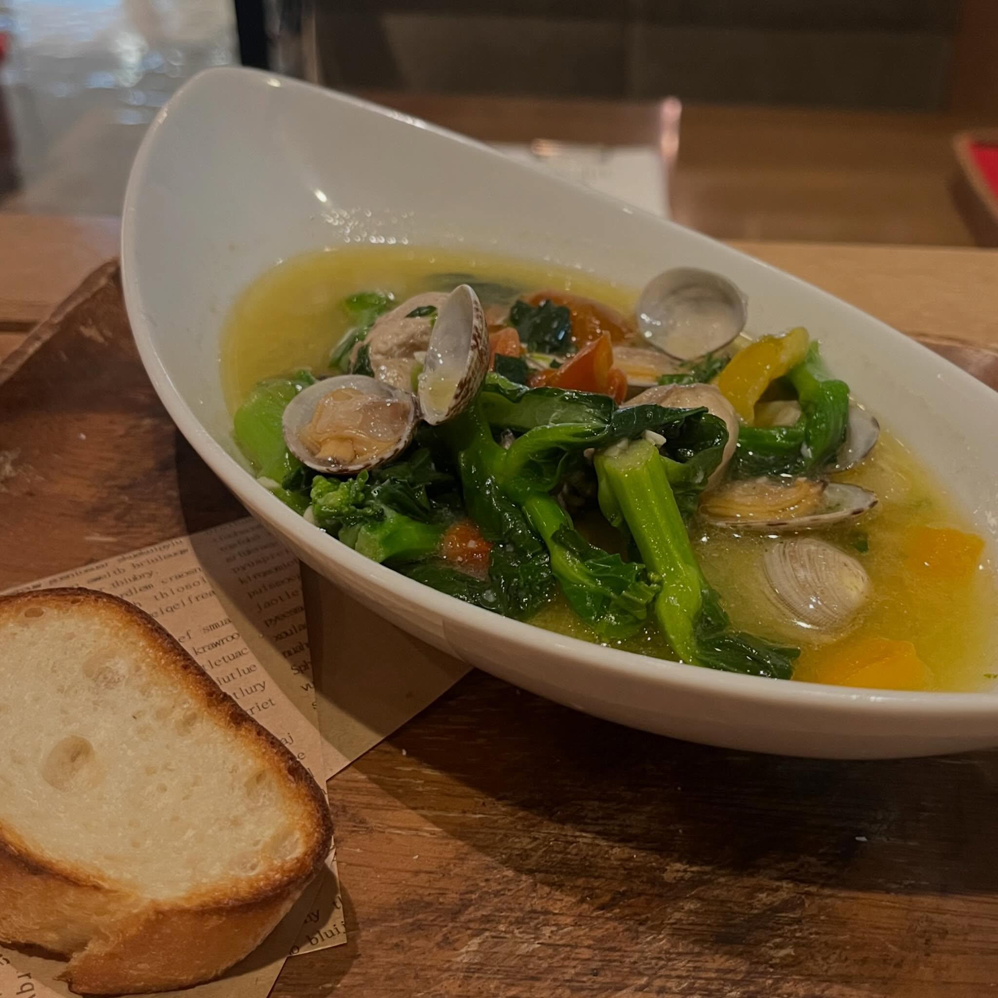 【牡蠣と季節野菜の白ワイン蒸し】